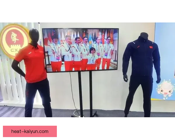 足球现场照片展现赛场氛围，球迷热情与球员动态引人入胜