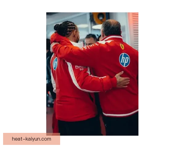 匈牙利球迷身着红白绿三色助威国家队近期表现稳健